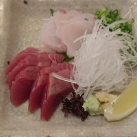 丸新 - 刺身は三種から二品選ぶ。（かつお、すじアラ）