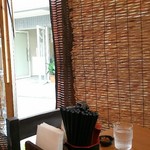 鎌倉釜飯 かまかま - あとで追加されたっぽい席。
            エアコンはついてたけど暑い〜