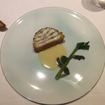 ラチュレ - 鮎のポワレとムースを固めたの。メタクソ美味い。
      いままで食った鮎の中でぶっちぎり(^^)