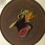 ラチュレ - 鹿のステーキとタマゴダケ。
      ダマスカスっぽいナイフがスッと入る柔らかさ。
      脂身が最後に来て口の中がしあわせな感じで〆。
      赤身は微妙に繊維より。