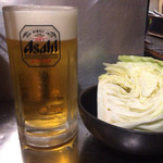 Sumibi Shichirin Horumon Yaki Chimman - 生ビール中550円とお通しのキャベツ
