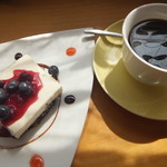 おかずプレートに付いた、レアチーズケーキ・コーヒー（2016.8再々）