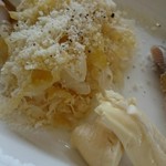 ビストロ　プティ　パリ - シュークルートと白カビチーズ