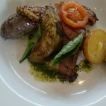 ビストロ　プティ　パリ - ランチのメインは豚肩ロース肉、夏蝦夷鹿のソーセージ、夏野菜のロースト