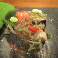 ラ・ボンバンス - 器には夏野菜が沢山。トマト　万願寺とうがらし　水茄子　鮑　才巻海老　生姜ジュレ。夏を感じさせる一品。