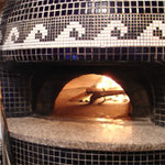 VACANZA - ピッツァは薪窯で丁寧に焼き上げます。薪ならではの香ばしさをより引き立たせるために独自に数種類の薪を配合。自慢のピッツァを是非お試しください。