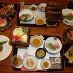 武井旅館 - 夕食。1万3000円でこんなに出して貰ったら、このお宿、利益どころかマイナスにならないかしら…と大きなお世話な心配！？でもこれで終わりません！！