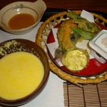 武井旅館 - 更に自家製トウモロコシの無添加スープ。揚げたて天婦羅。これはちょっと残して、あとから出てくる蕎麦と食べれば天婦羅そばに♡