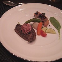 スカイレストランアンドラウンジ L&R - 赤ワインバターソース添えのステーキと、オクラのソース添えのカワハギのポワレ
