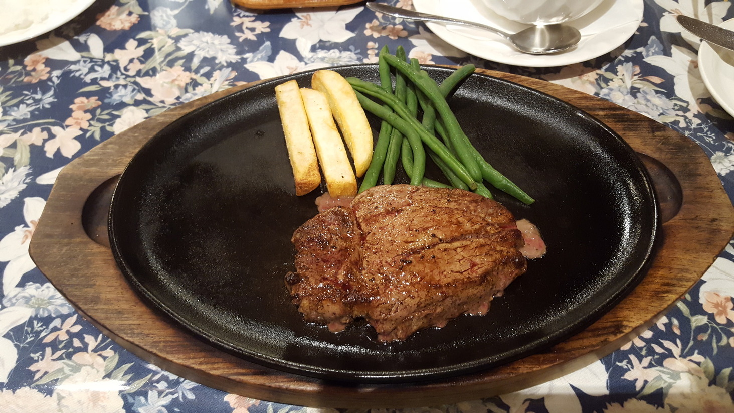 ステーキにこにこ牛 name=