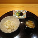 豪龍久保 - 毛蟹の炊き込みご飯、ずいきの赤出汁と、胡瓜、茄子の漬物と昆布の佃煮