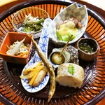 酒斎 伊とう - こごみ梅肉和え
　ホタルイカ酢味噌
　もずく酢
　いり豆腐
　姫サザエ
　南蛮漬け
　春子鯛棒寿司
　イカナゴ炙り
