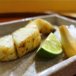 酒斎 伊とう - スズキの醤油焼き、
酢橘、らっきょう、鬼おろし