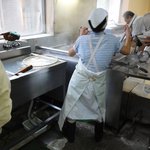 店の方奮闘中　※温かいうどんが好きな人は・・・自分で温めます