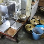 彦江製麺所 - 出汁　※左の蛇口が熱い出汁、右の鍋が冷たい出汁