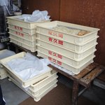 彦江製麺所 - 開店時間に、業者から天ぷら到着