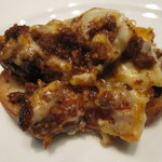 ラ・ブーシェリー・デュ・ブッパ - 鹿と猪のミートソースチーズ焼き　バケットに載せて