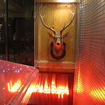 La Boucherie Du Buppa - 鹿の剥製が出迎える玄関