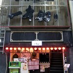 一本釣り - お店の概観です。 中々ハデなイメージの概観ですね。 上の方を見ると大きく書いています。 土佐の居酒屋 一本釣り ってね。 おやおや、左の方に色々とありますね。