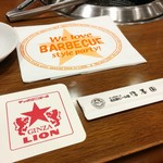 名古屋ビール園　浩養園 - テーブル席にあったエプロンとコースターと箸