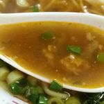 食堂ヒラグシ - 肉みそをスープに溶かし食べ進めると汗がじわっとにじみ出てきます！