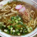 食堂ヒラグシ - 具は筍、蒲鉾、青ねぎでピリ辛肉みそラーメンにはチャーシューは入っていません。