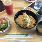 レストラン スリール - 海老天とじ丼  ミニサラダ  トマトジュース