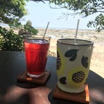浜辺の茶屋 - 右が、アイスコーヒー。左は、ハイビスカスティー。