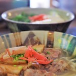 よしもと食堂 - 炙りナンコツソーキ三枚肉そば