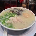 元祖 名島亭 - ラー博は俺の社員食堂。  築炉釜出しとんこつラーメソ！  トッピング無料券をいただいたので、味玉♡  今日はベタカタで。しかし今日も混んでいるなあ。旨味しっかりのスープに癒される。