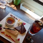 MIRAI restaurant&cafe - クレームブリュレ、ベイクドチーズケーキ、スティックショコラ、アールグレイ【ice & ガムシロップのみ】(パスタランチのスイーツセット+ドリンクセット)