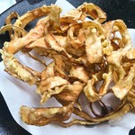 東間 - ごぼうのから揚げは大皿でどん！と登場。