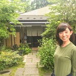 東間 - 緑を抜けて、入り口へ。
            