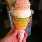 1×1=1アイスクリン - コーン3段（いちご、白、抹茶）