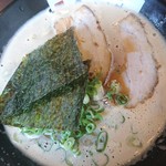 くわせ者 - ドとんこつラーメン。博多駅系統かと思ったらしっかりした醤油系統でした