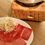 Tachinomi Bisutoro Yamamoto - 牛たんをしゃぶしゃぶ風に食べる一味変わったアヒージョです。