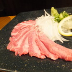 焼肉 にくなべ屋 神戸びいどろ - タン刺し