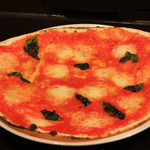 Pizzeria & Winebar Sling - ローマピッツァ
                      マルゲリータ