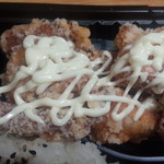 からあげ専門店とりボンバー - 料理写真:マヨネーズかけた図