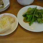 RAMO - 前菜のサラダ、パン