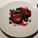 レフェルヴェソンス - 焚き火の香り〜 蝦夷鹿の鞍下肉を薪で焼いて、帆立貝のムスリーヌ、赤ピーマンの炭化ピュレ、赤紫蘇、空芯菜