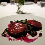 レフェルヴェソンス - 焚き火の香り〜 蝦夷鹿の鞍下肉を薪で焼いて、帆立貝のムスリーヌ、赤ピーマンの炭化ピュレ、赤紫蘇、空芯菜