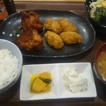 Dashimaki Tamago Ando Motsunabe Daininguemu - 牡蠣フライとから揚げ定食900円