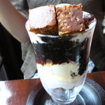 ボリューム満点こーひー寒天パフェ。コーヒー味の寒天びっしり、下にはクッキーが敷き詰められていて…