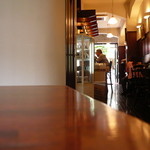 縦長の店内。ビルは比較的古そうな感じで味も出ている。