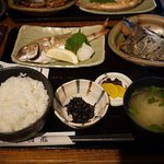 佐渡蔵 - ランチの750円のセット、焼き魚が鯛、煮魚がメダイ