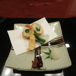 懐石 辻留 - 鱧とあさつきの湯葉巻揚げ、車海老の天ぷら