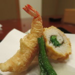 懐石 辻留 - 鱧とあさつきの湯葉巻揚げ、車海老の天ぷらアップ