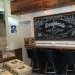 55001615 - 奥にもテーブル席あり。