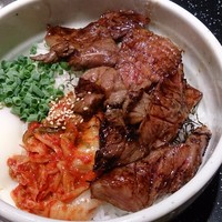 肉の匠 将泰庵  船橋本店 - 焼肉丼。肉とキムチとねぎ